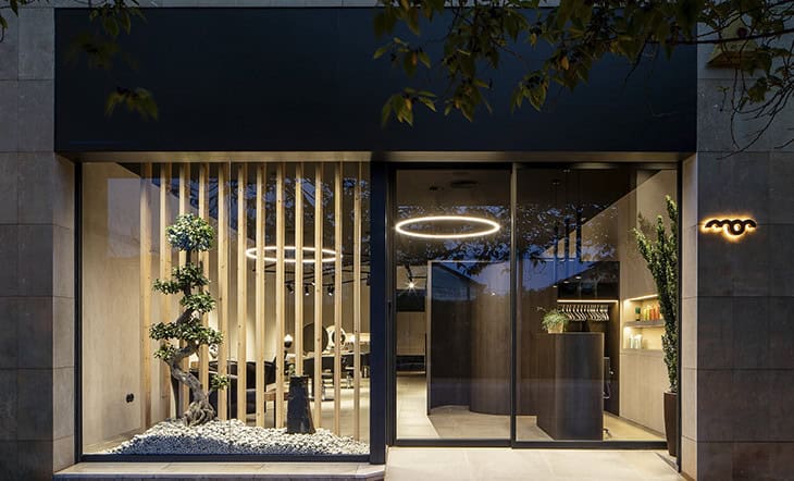 Natural Wood Integrated in a Beauty Salon