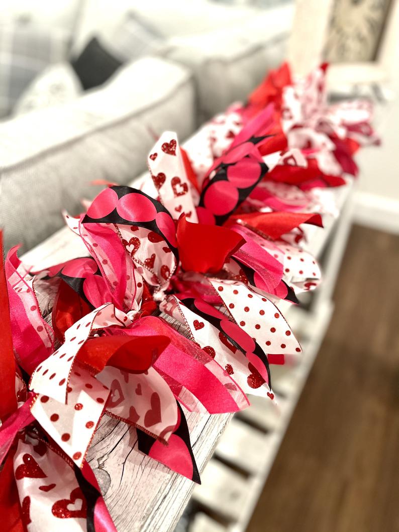 16 Lovely Valentine's Day Garland Ideas You Will Adore