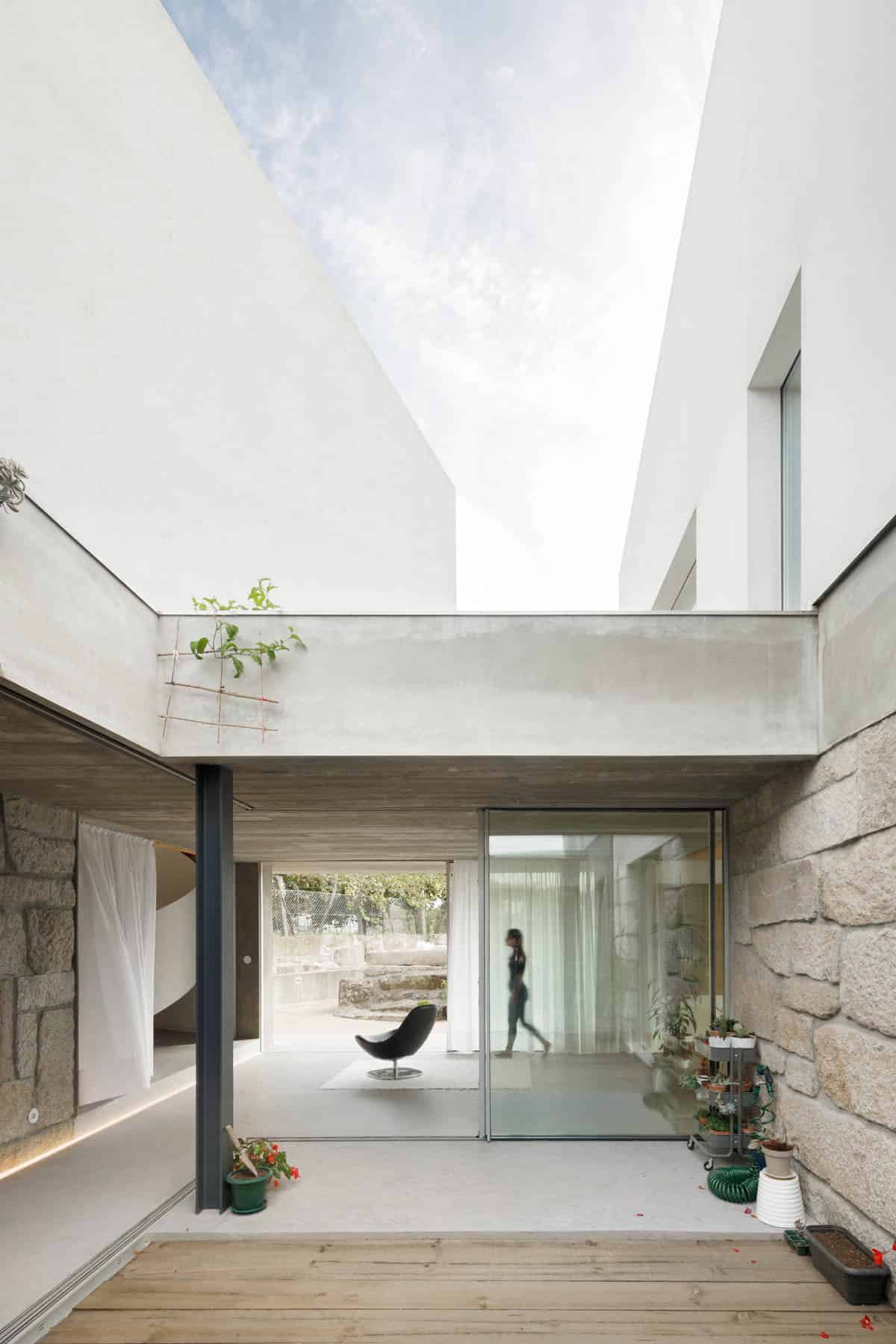 Casa RIO by Paulo Merlini Architects in Gondomar, Portugal