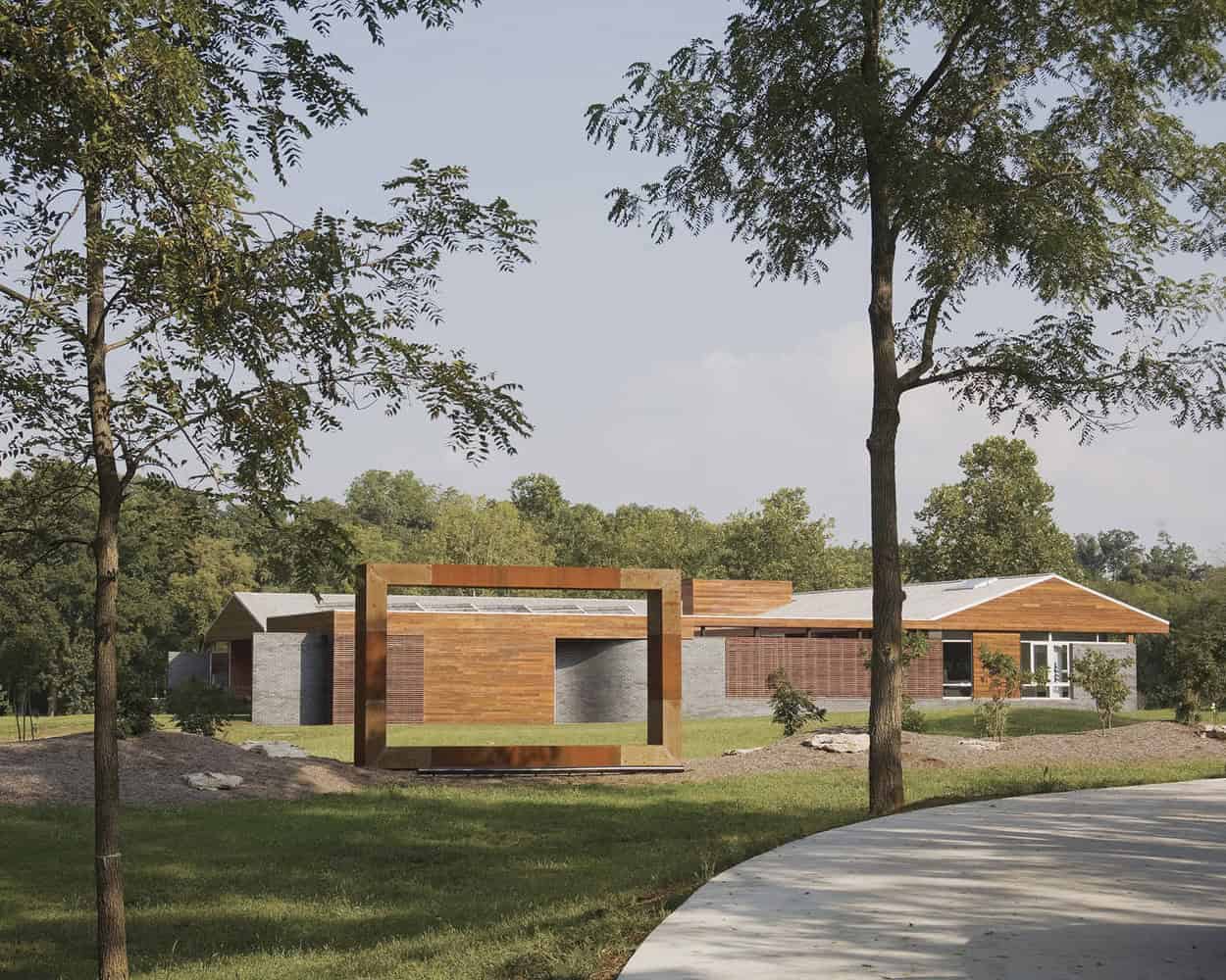 Curved House by Hufft Projects in Springfield, Missouri Curved House by Hufft Projects in Springfield, Missouri