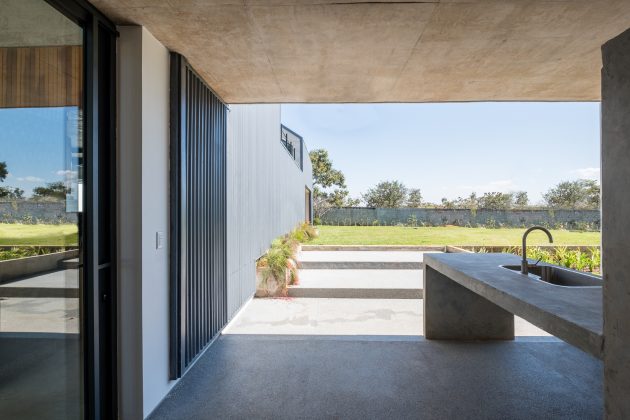 Groba House by Estudio MRGB in Brazil