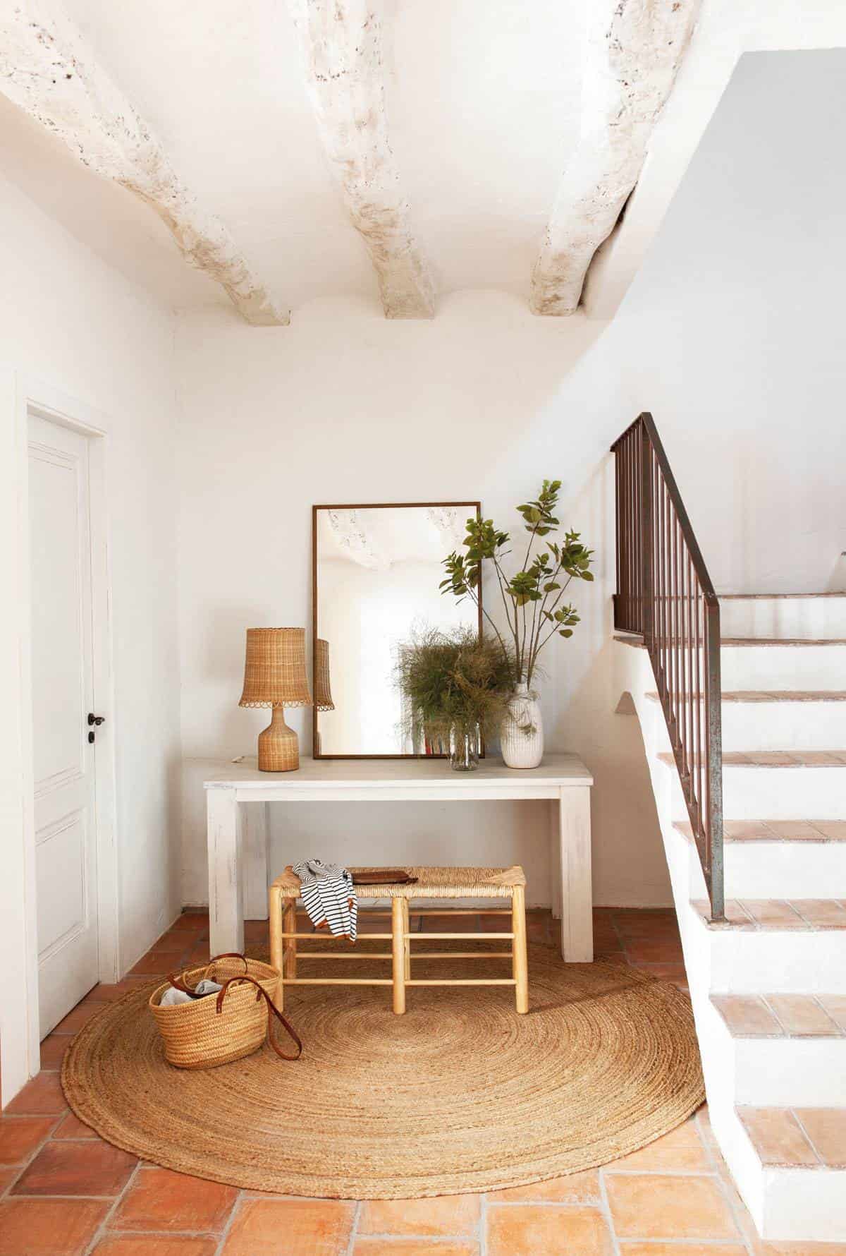 1. A BALANCED WHITE HALL 1. A BALANCED WHITE HALL