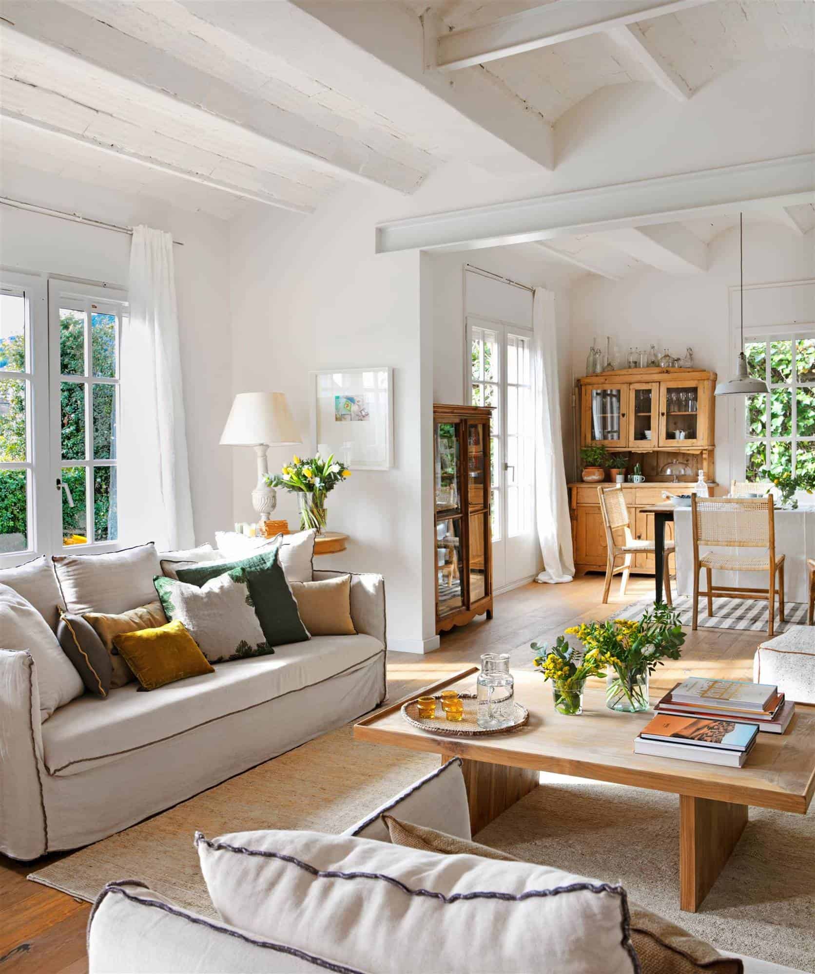 1. A MODERN LIVING ROOM OPENS TO THE DINING ROOM 1. A MODERN LIVING ROOM OPENS TO THE DINING ROOM