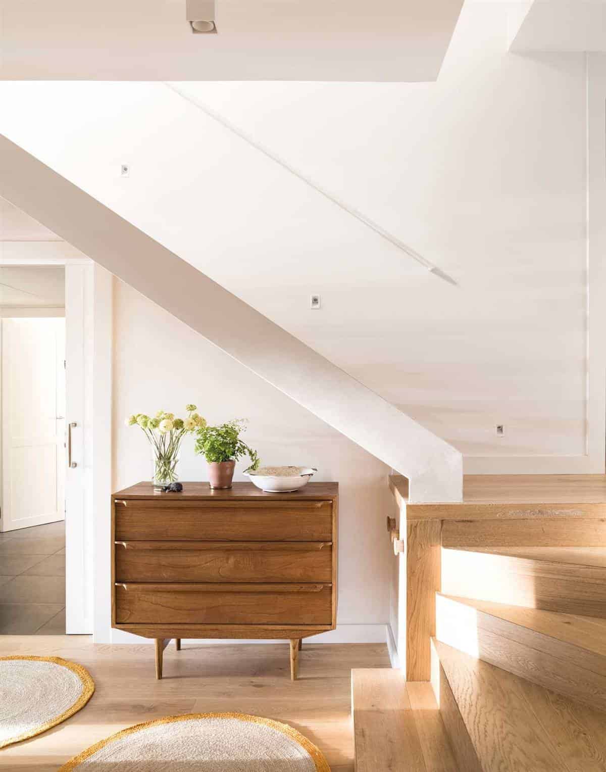 2. A WOODEN HALL 2. A WOODEN HALL