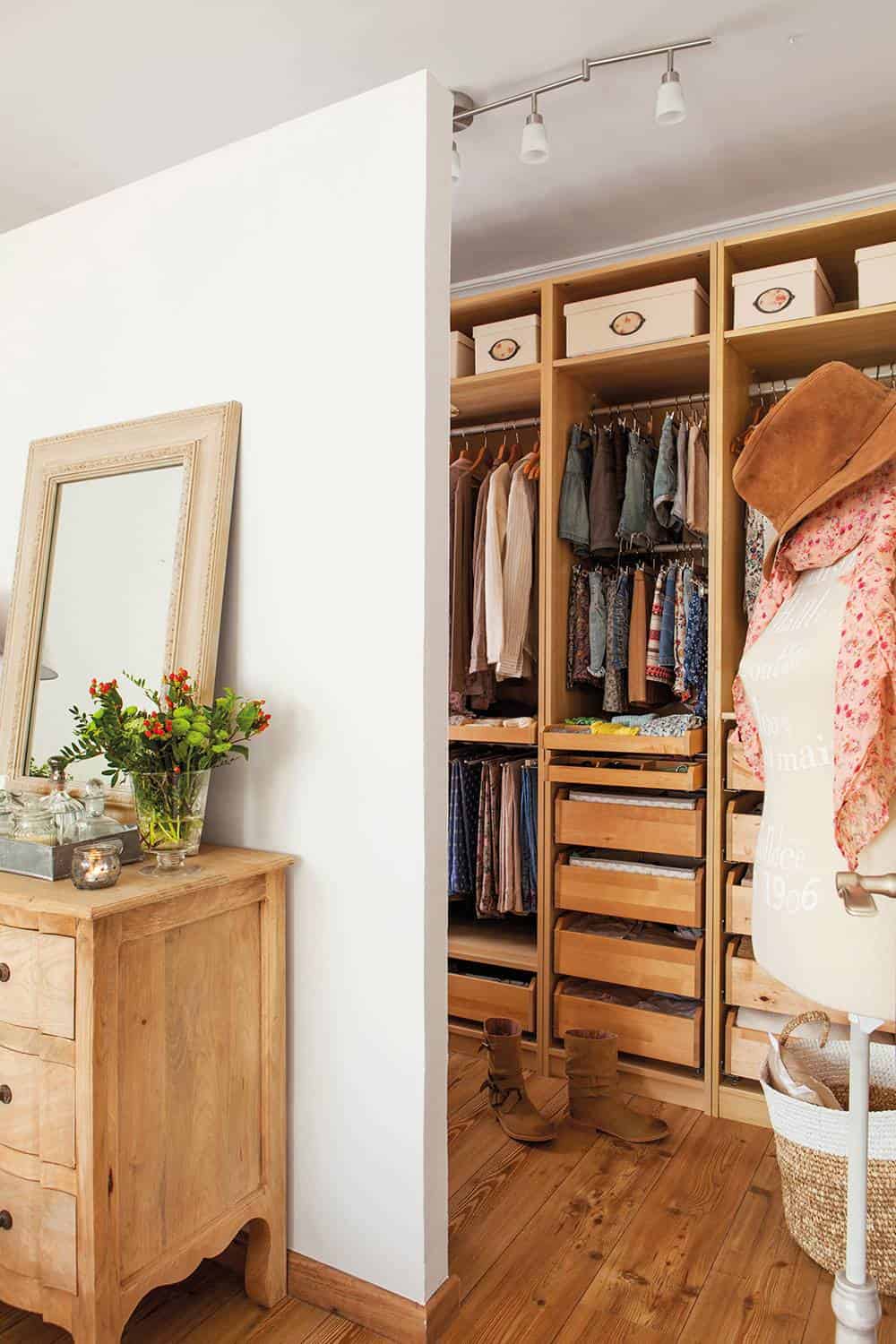 4. SMALL DRESSING ROOM BEHIND A WALL 4. SMALL DRESSING ROOM BEHIND A WALL