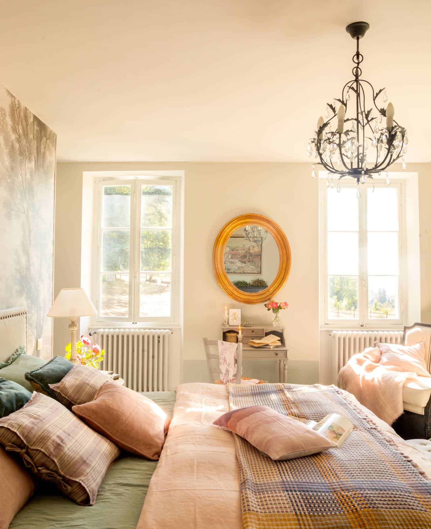 8. GOLDEN AND OVAL SHAPED 8. GOLDEN AND OVAL SHAPED