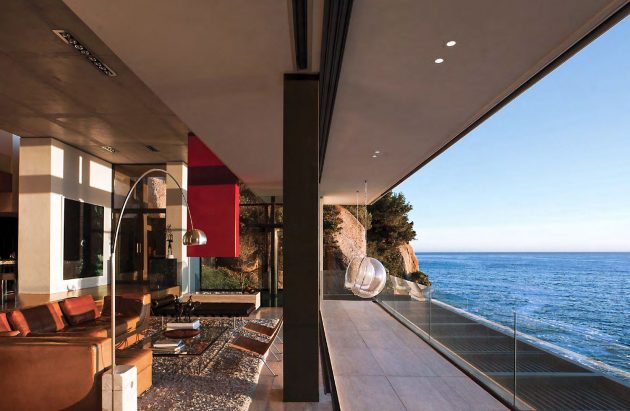 ARRCC presents Horizon Villa - A family home overlooking the Atlantic Seaboard in Bantry Bay, South Africa