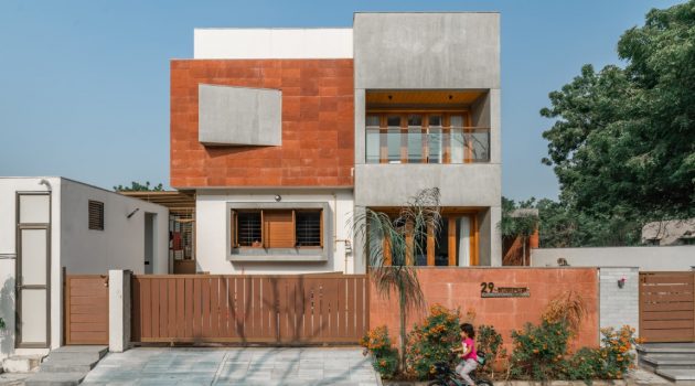 Parallel Volumes House by Urbscapes in Ahmedabad, India