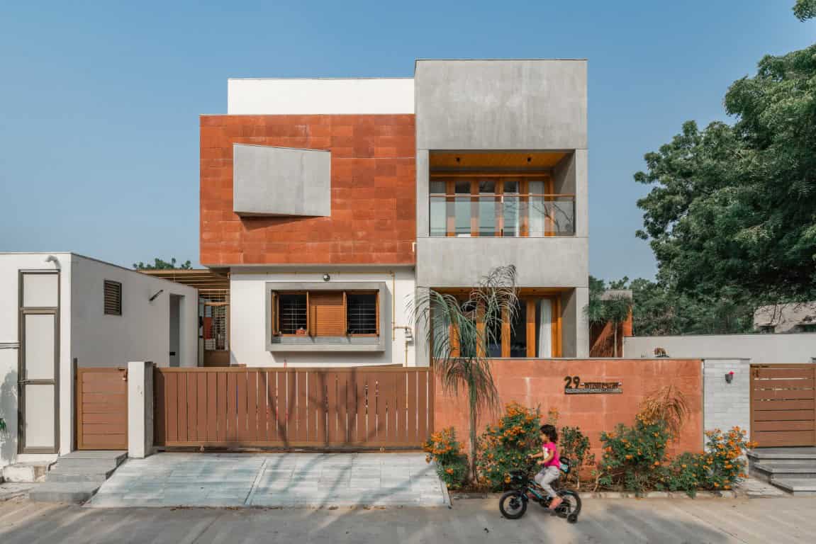 Parallel Volumes House by Urbscapes in Ahmedabad, India