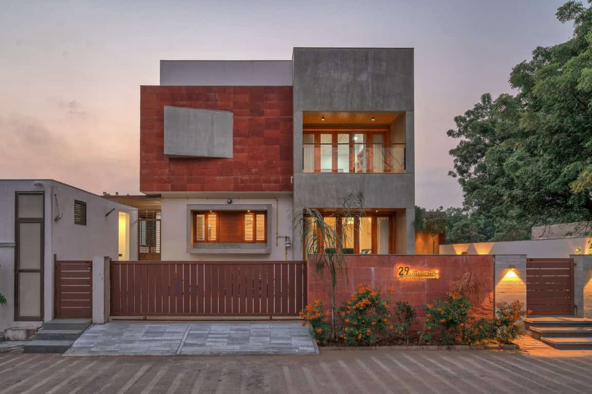 Parallel Volumes House by Urbscapes in Ahmedabad, India Parallel Volumes House by Urbscapes in Ahmedabad, India