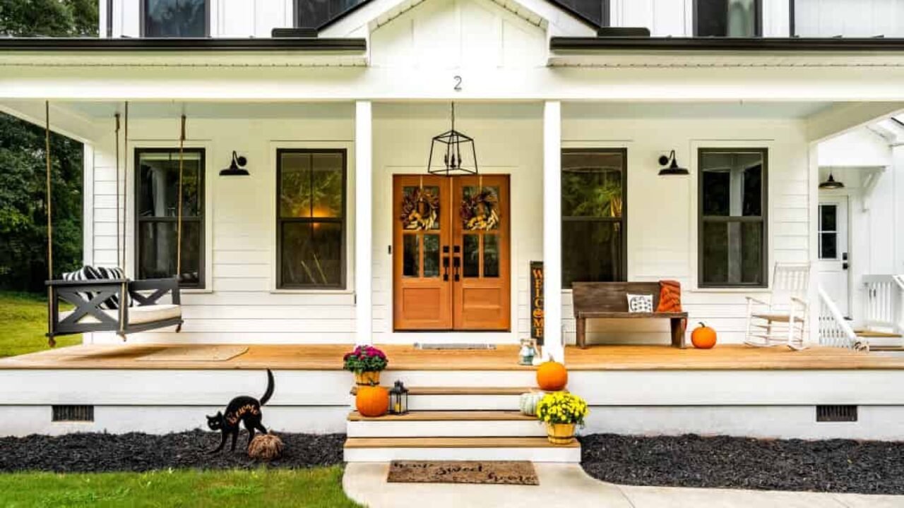 15 Amazing Farmhouse Porch Designs Perfect For Spring Time