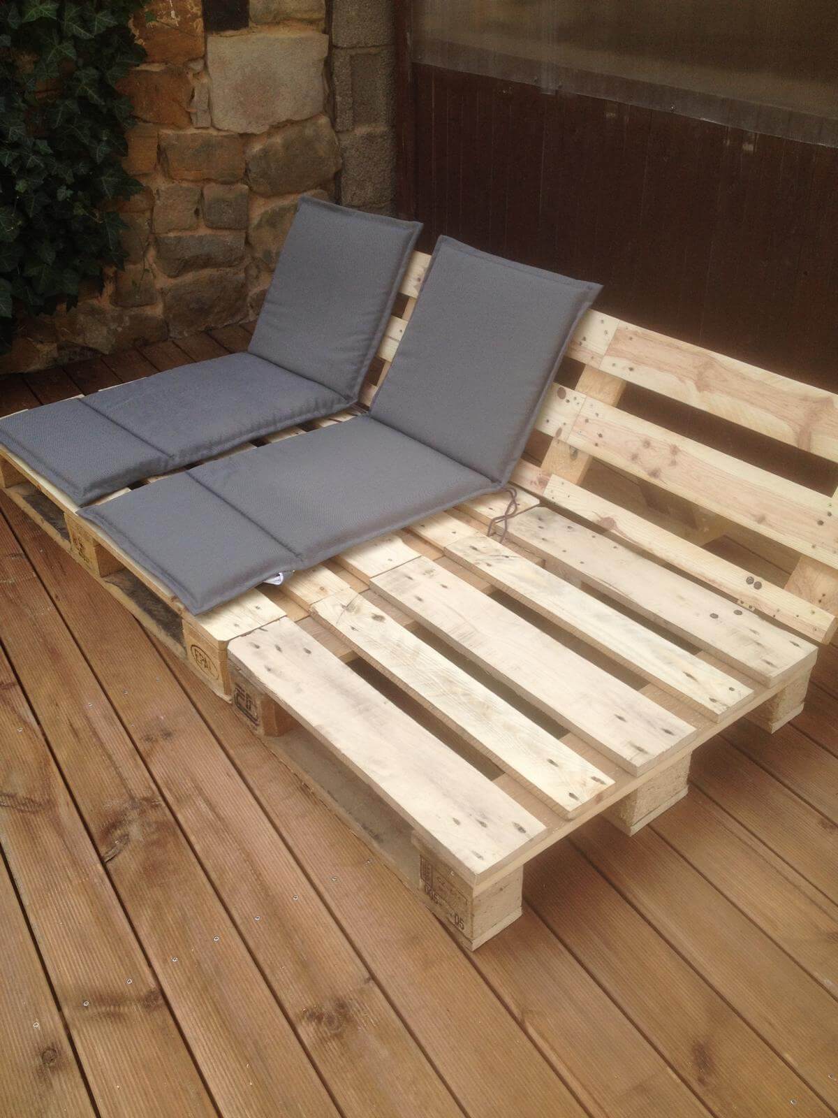 16 Amazing DIY Pallet Wood Furniture Ideas For Your Porch