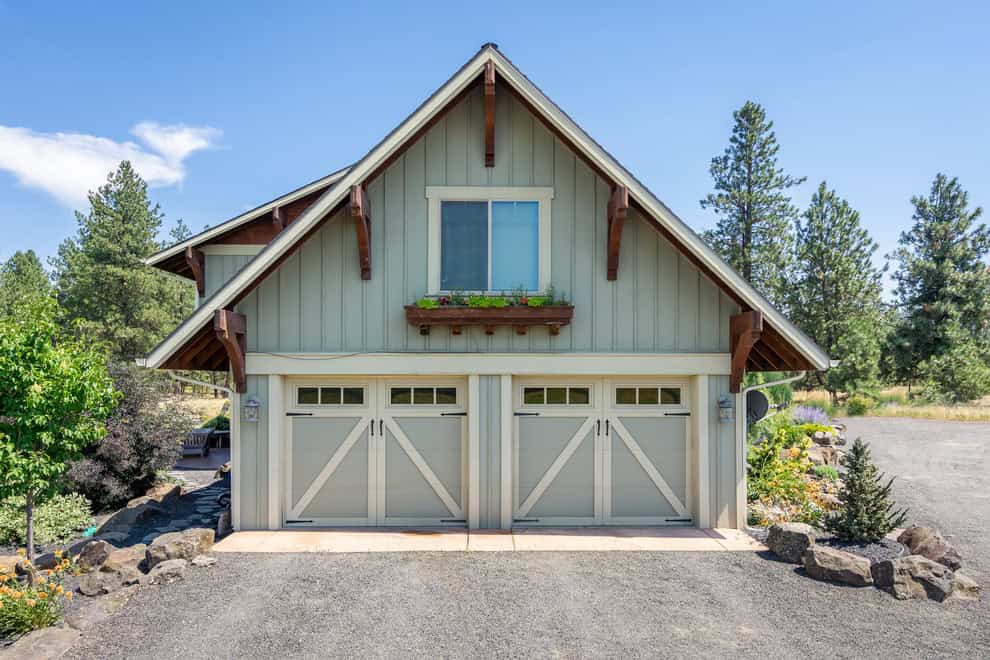 16 Charming Farmhouse Garage Designs That Will Take You By Surprise