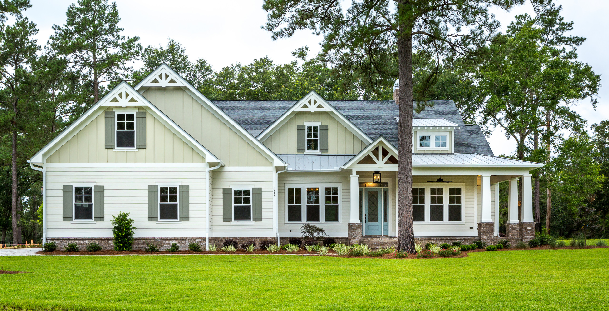 18 Magnificent Farmhouse Exterior Designs That Will Warm Your Heart