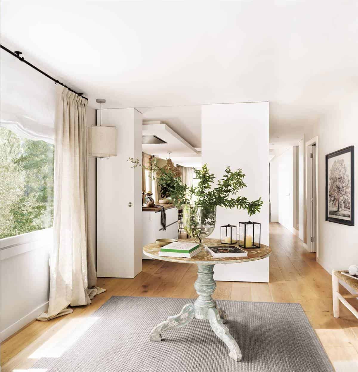 3. WITH A CENTRAL PEDESTAL THAT ARTICULATES THE SPACE 3. WITH A CENTRAL PEDESTAL THAT ARTICULATES THE SPACE