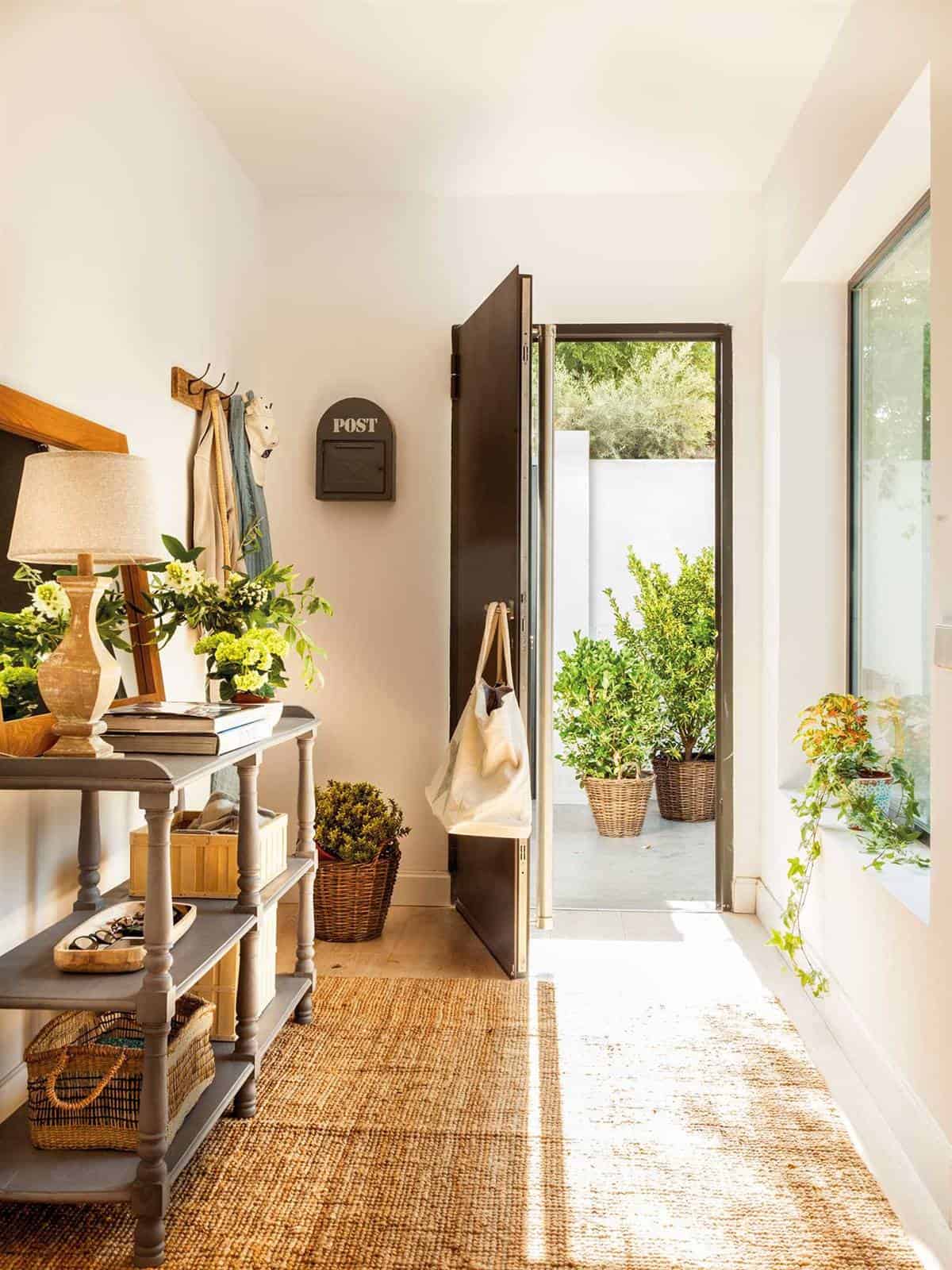 What An Decor Stylist Would Always Do In The Hall? What An Decor Stylist Would Always Do In The Hall?