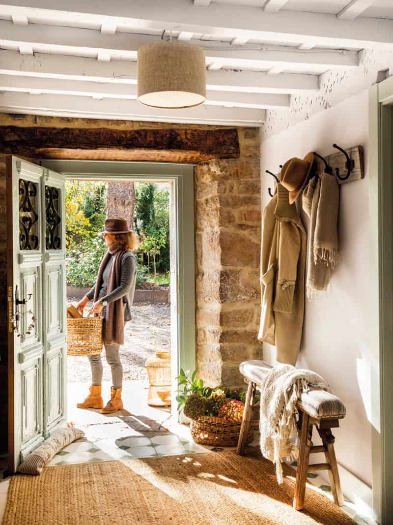 9. A HALL WITH A RUSTIC ESSENCE 9. A HALL WITH A RUSTIC ESSENCE