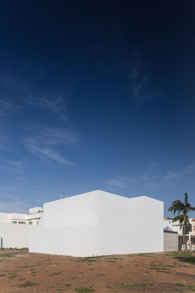 Beach House by [H] Arquitectos in Mazatlan, Mexico