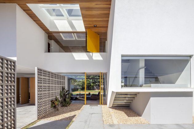 Linhares Dias House by BLOCO Arquitetos in Brasilia, Brazil