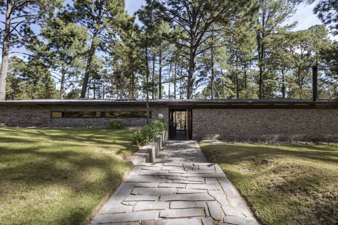 Open Valley House by RAVSTUDIO in Tapalpa, Mexico Open Valley House by RAVSTUDIO in Tapalpa, Mexico