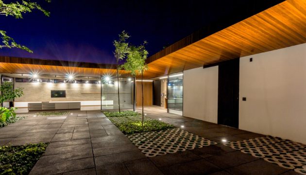 Patio House by 24 7 Arquitetura in Jaguariuna, Brazil