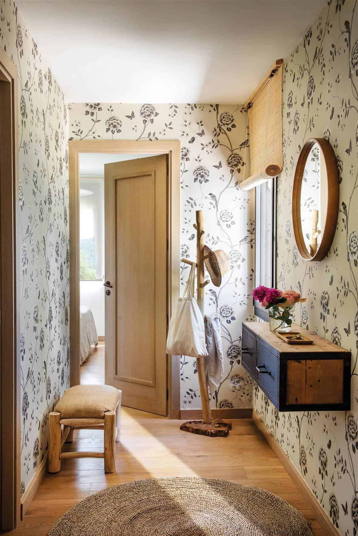 3. AN ORIGINAL HALL WITH WALLPAPER