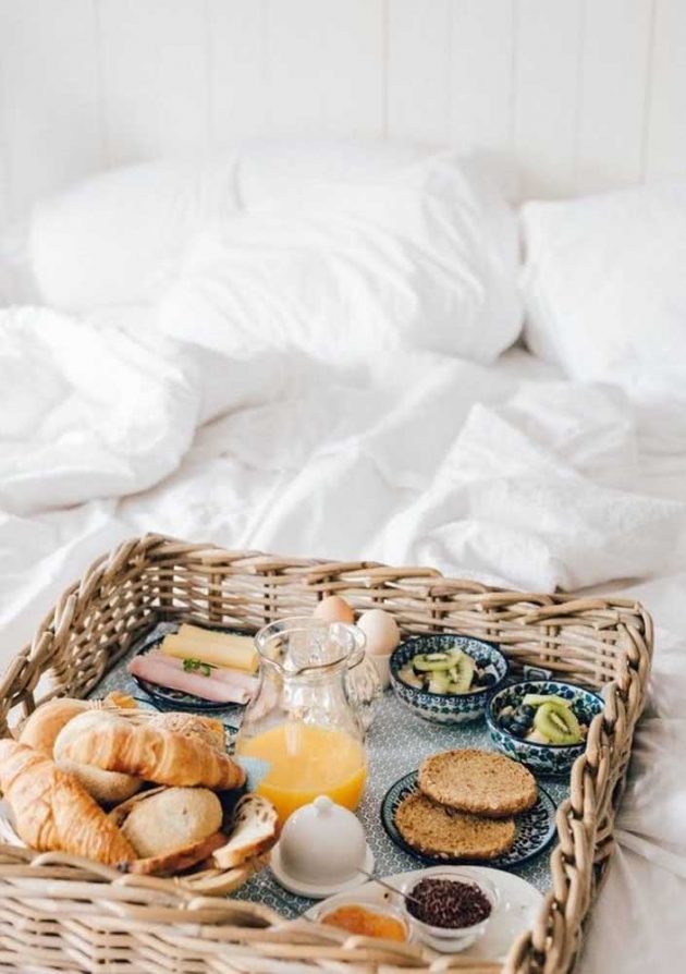 How To Arrange The Most Romantic Breakfast in Bed