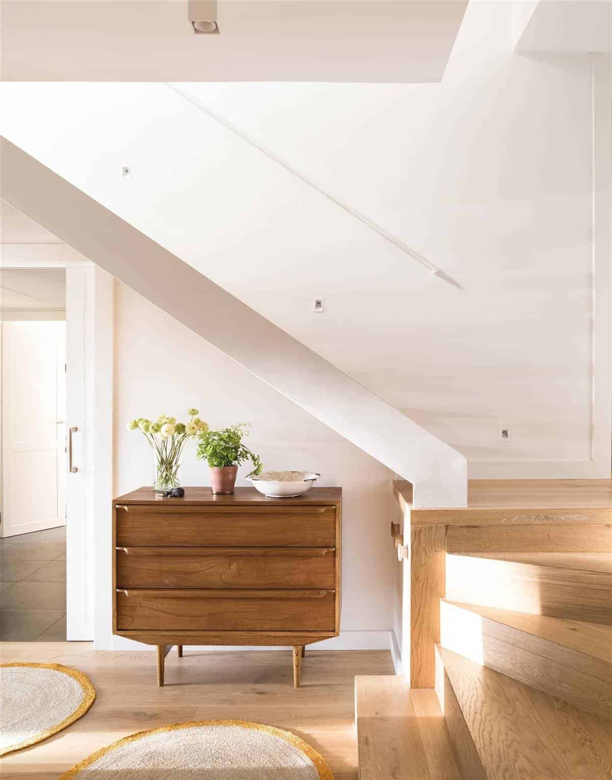 6. A MINIMALIST AND FUNCTIONAL HALL