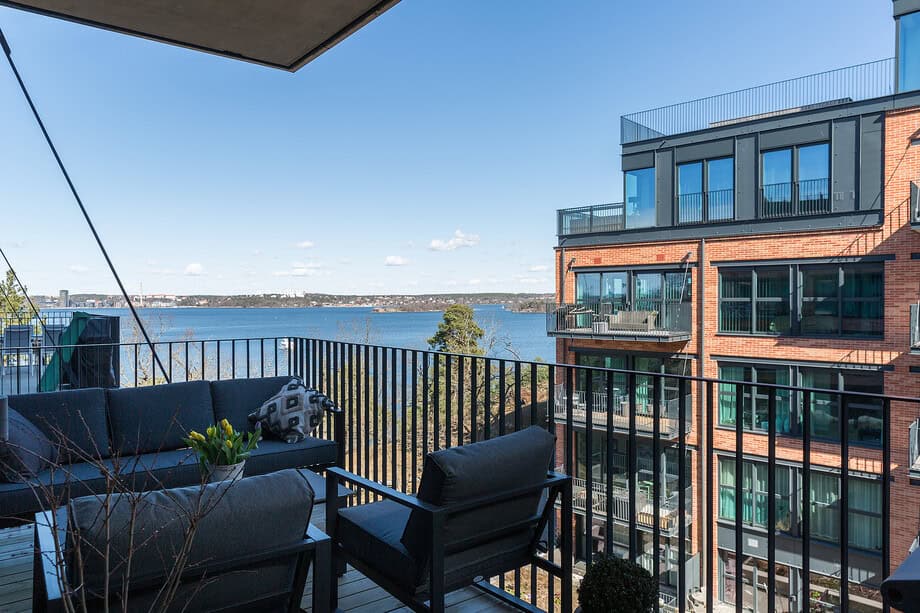 Look At These Perfect Large Floor-To-Ceiling Windows Look At These Perfect Large Floor-To-Ceiling Windows