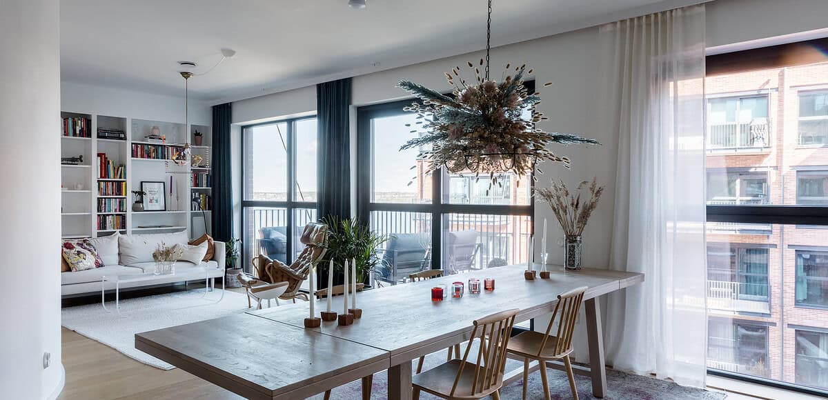 Look At These Perfect Large Floor-To-Ceiling Windows Look At These Perfect Large Floor-To-Ceiling Windows