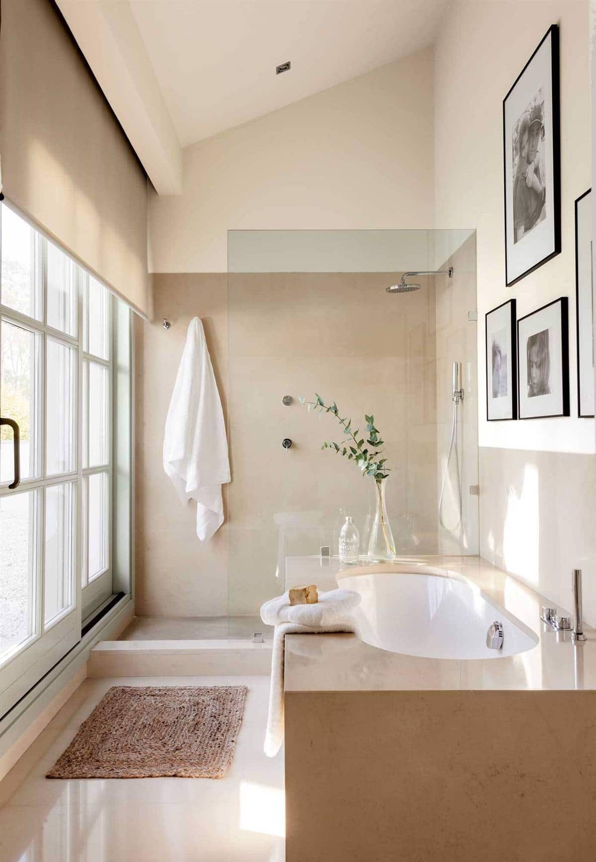 2. A MARBLE BATHROOM WITH A LARGE SHOWER WITH A FIXED SCREEN 2. A MARBLE BATHROOM WITH A LARGE SHOWER WITH A FIXED SCREEN