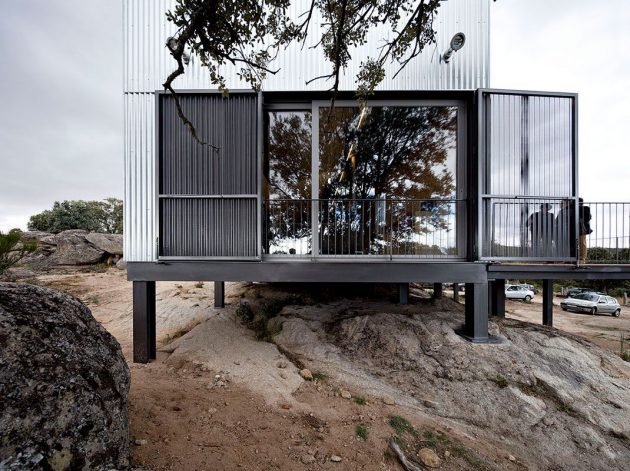Beautiful Contrast On The Exterior of This Sustainable Home