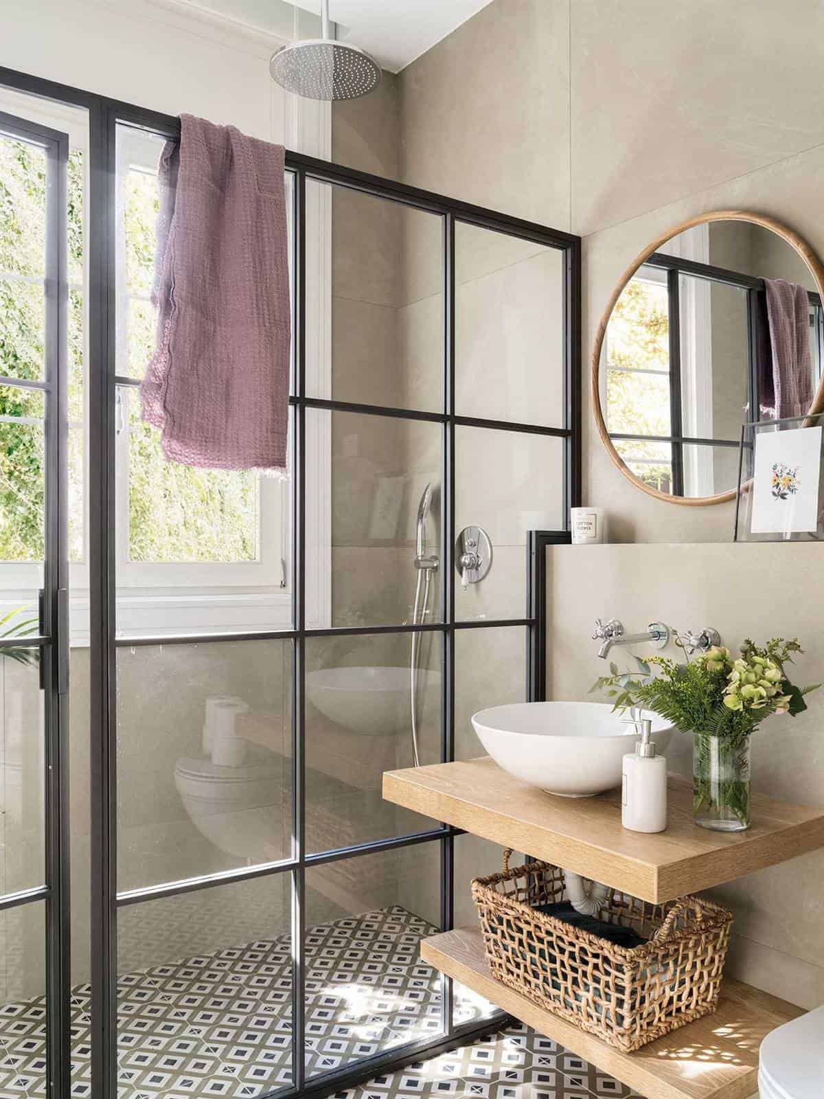 4. A TOILET WITH A LARGE AND STYLISH SHOWER 4. A TOILET WITH A LARGE AND STYLISH SHOWER