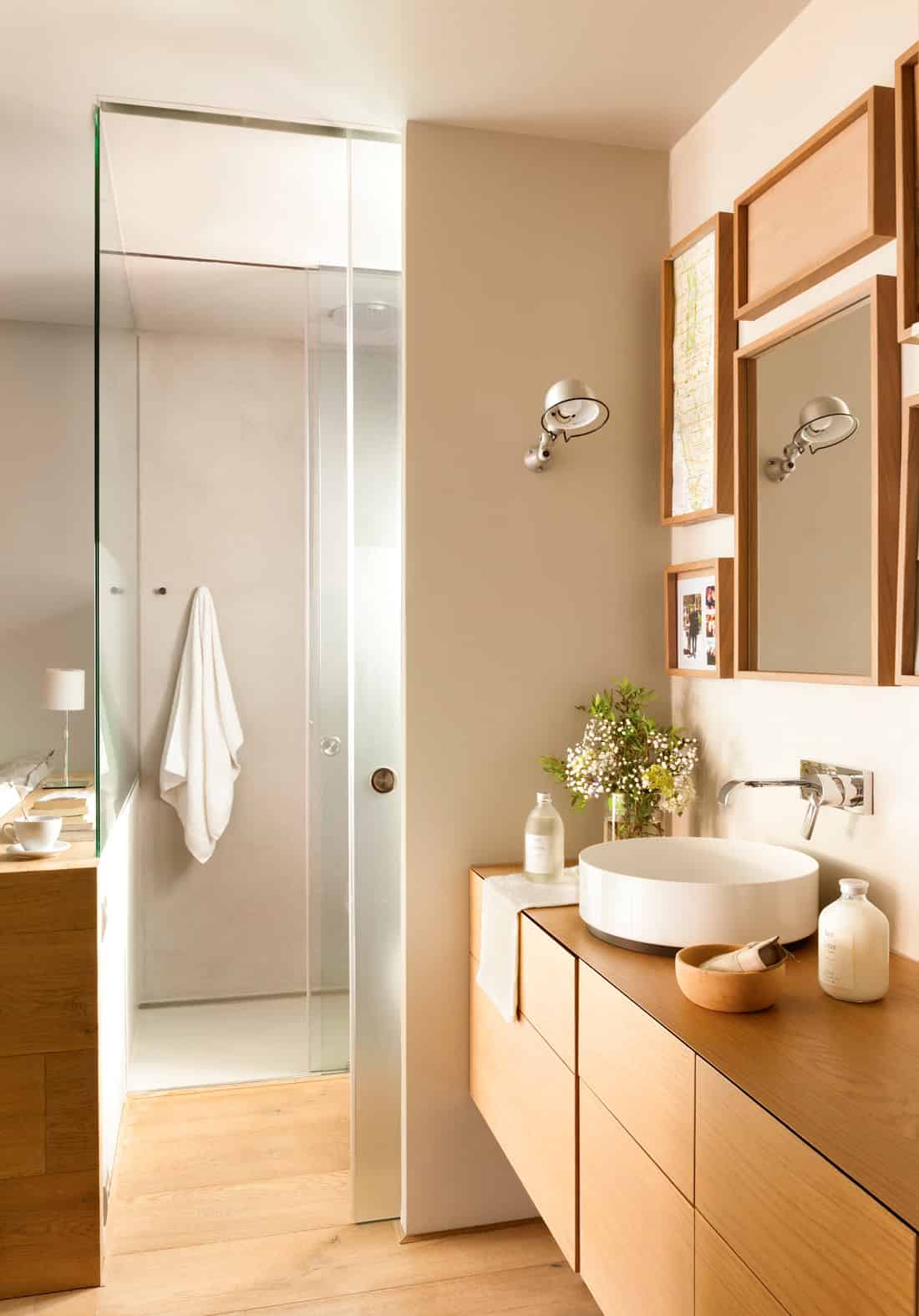 8. AN ISOLATED EN-SUITE BATHROOM WITH SLIDERS 8. AN ISOLATED EN-SUITE BATHROOM WITH SLIDERS