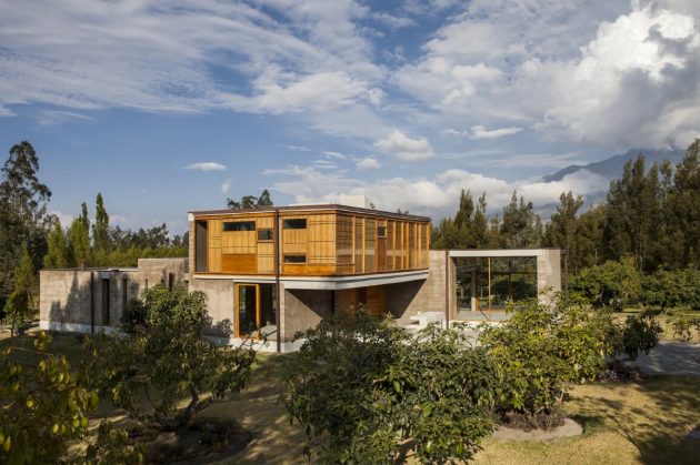 Cotacachi House by Arquitectura X in Ecuador