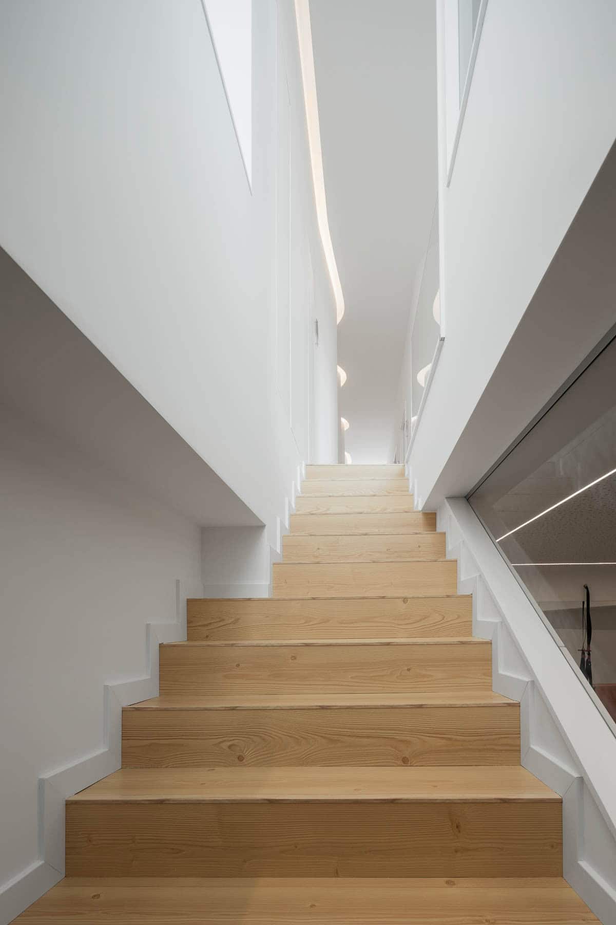 The curves of the human body as inspiration in architecture - BELIFE project by Romulo Neto The curves of the human body as inspiration in architecture - BELIFE project by Romulo Neto