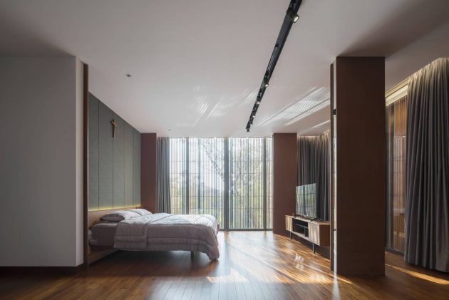 Between 2 Courtyards House by eben in Indonesia