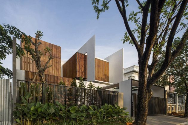 Between 2 Courtyards House by eben in Indonesia
