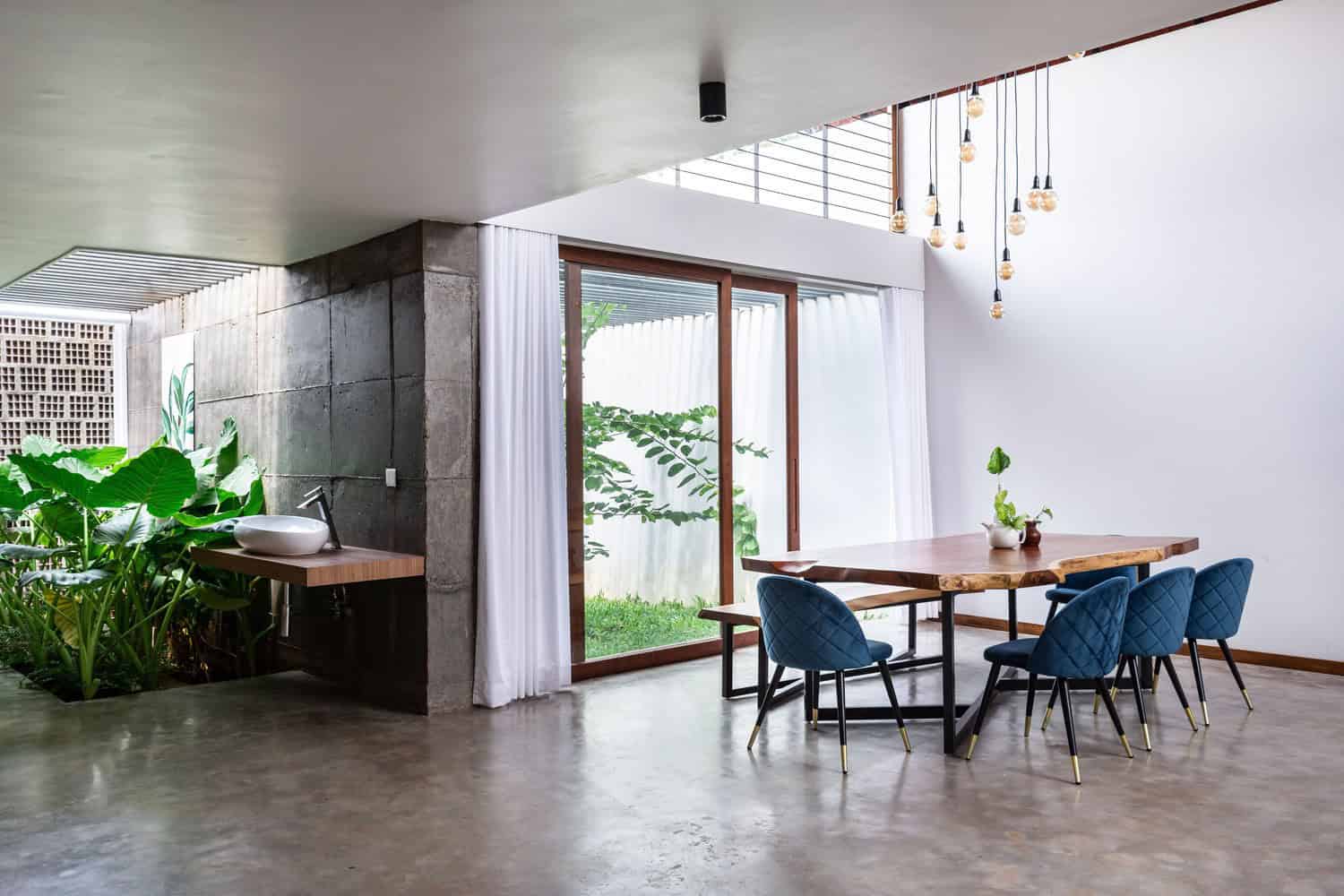 CAER House by Encasa Studio in Mampad, India CAER House by Encasa Studio in Mampad, India