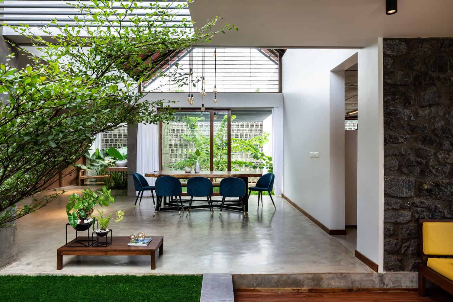 CAER House by Encasa Studio in Mampad, India CAER House by Encasa Studio in Mampad, India