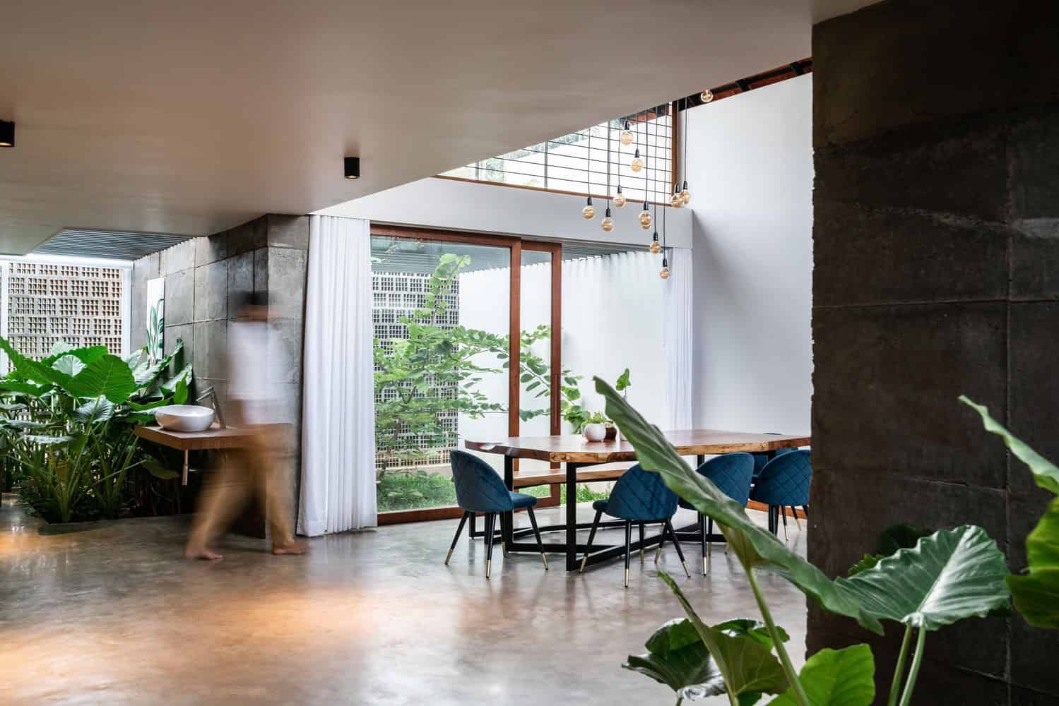 CAER House by Encasa Studio in Mampad, India CAER House by Encasa Studio in Mampad, India