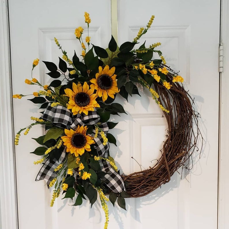 16 Charming Sunflower Wreath Designs For Your August Décor