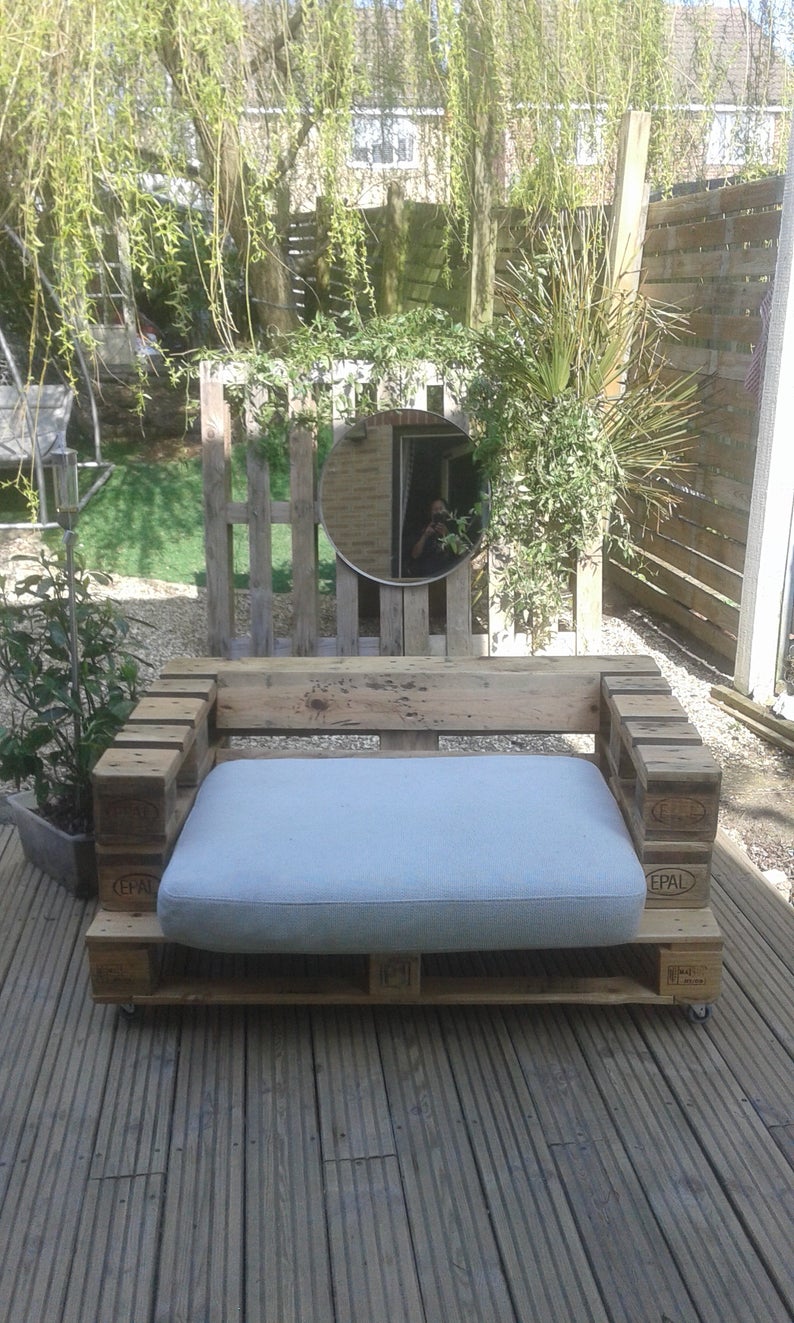 16 Useful Pallet Crafts For Your Patio