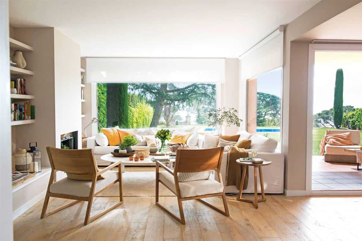 2. A LIVING ROOM WITH SUPER WINDOWS TO THE GARDEN 2. A LIVING ROOM WITH SUPER WINDOWS TO THE GARDEN