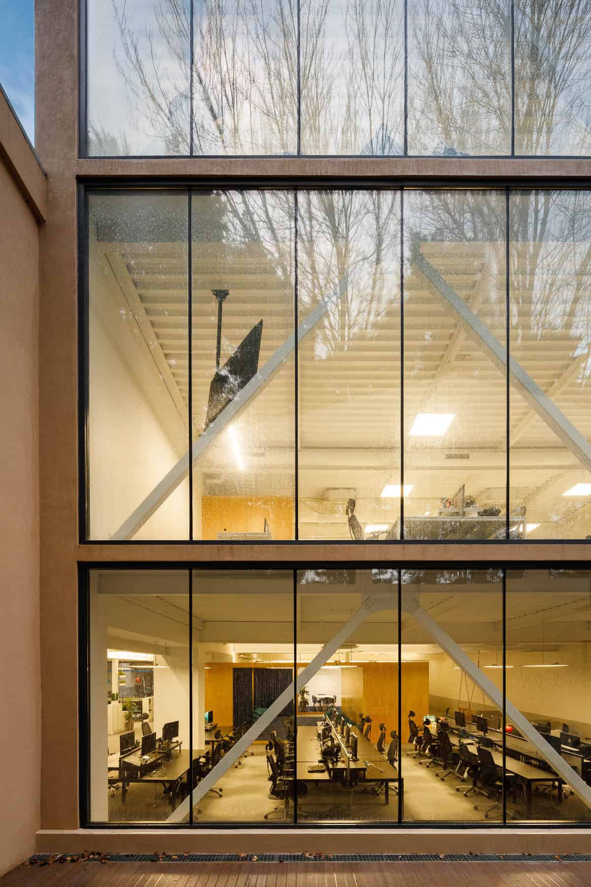 Office stairs as a sculptural piece designed by Paulo Merlini Architects Office stairs as a sculptural piece designed by Paulo Merlini Architects