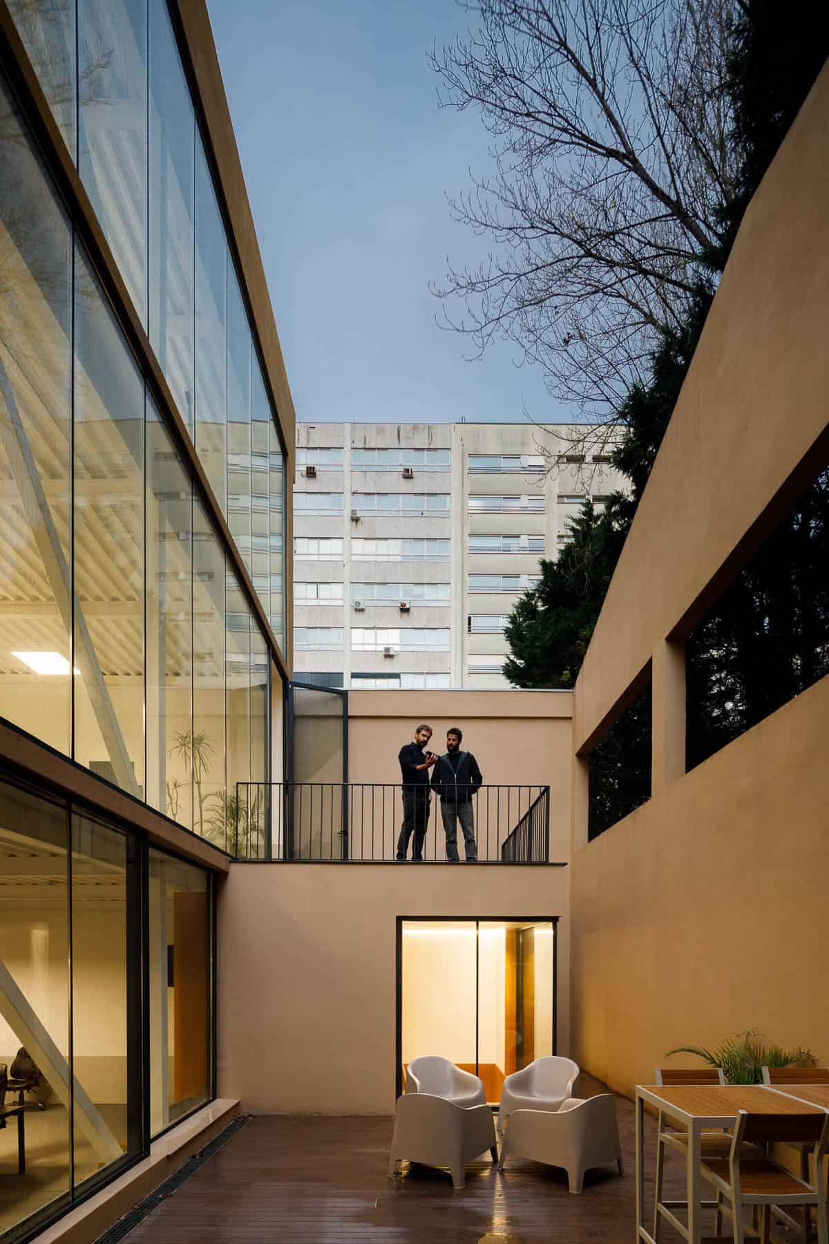 Office stairs as a sculptural piece designed by Paulo Merlini Architects Office stairs as a sculptural piece designed by Paulo Merlini Architects