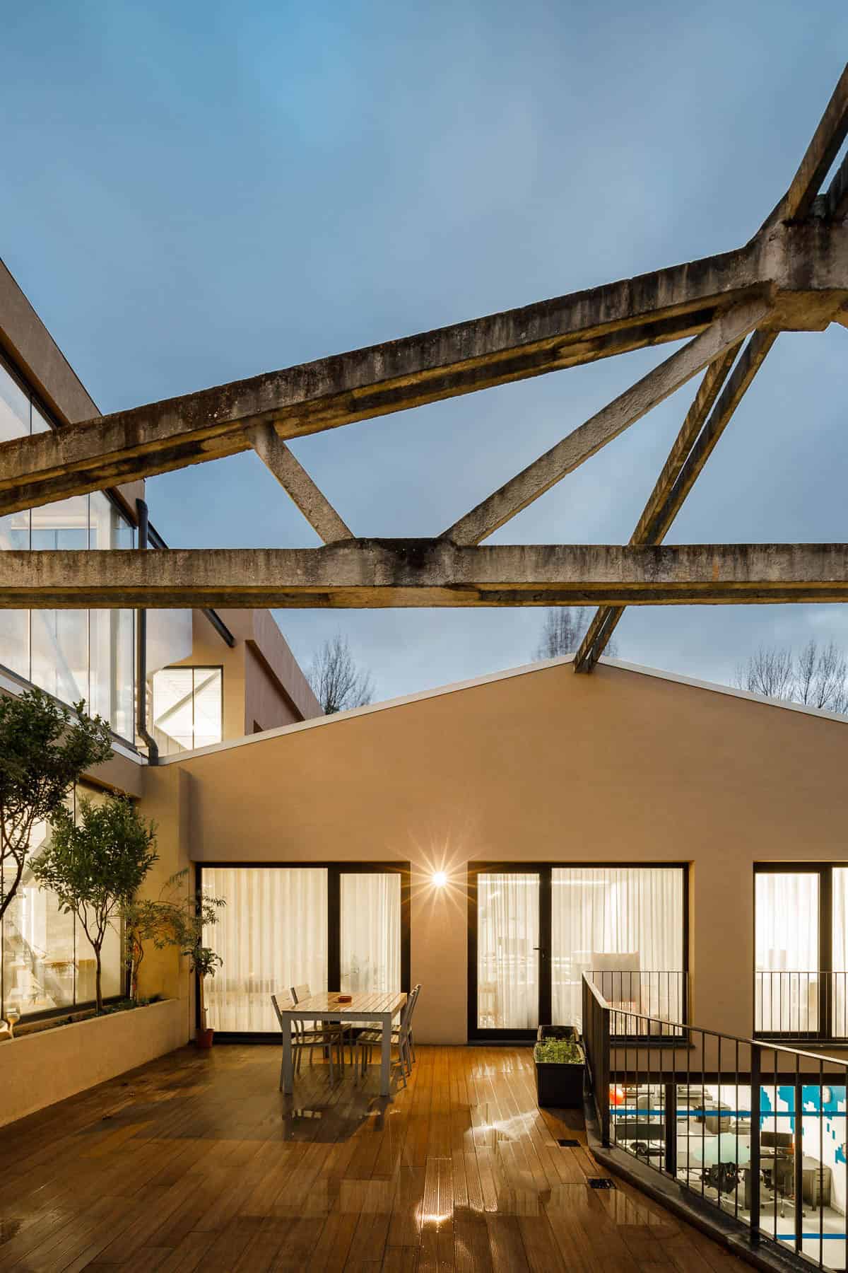 Office stairs as a sculptural piece designed by Paulo Merlini Architects Office stairs as a sculptural piece designed by Paulo Merlini Architects