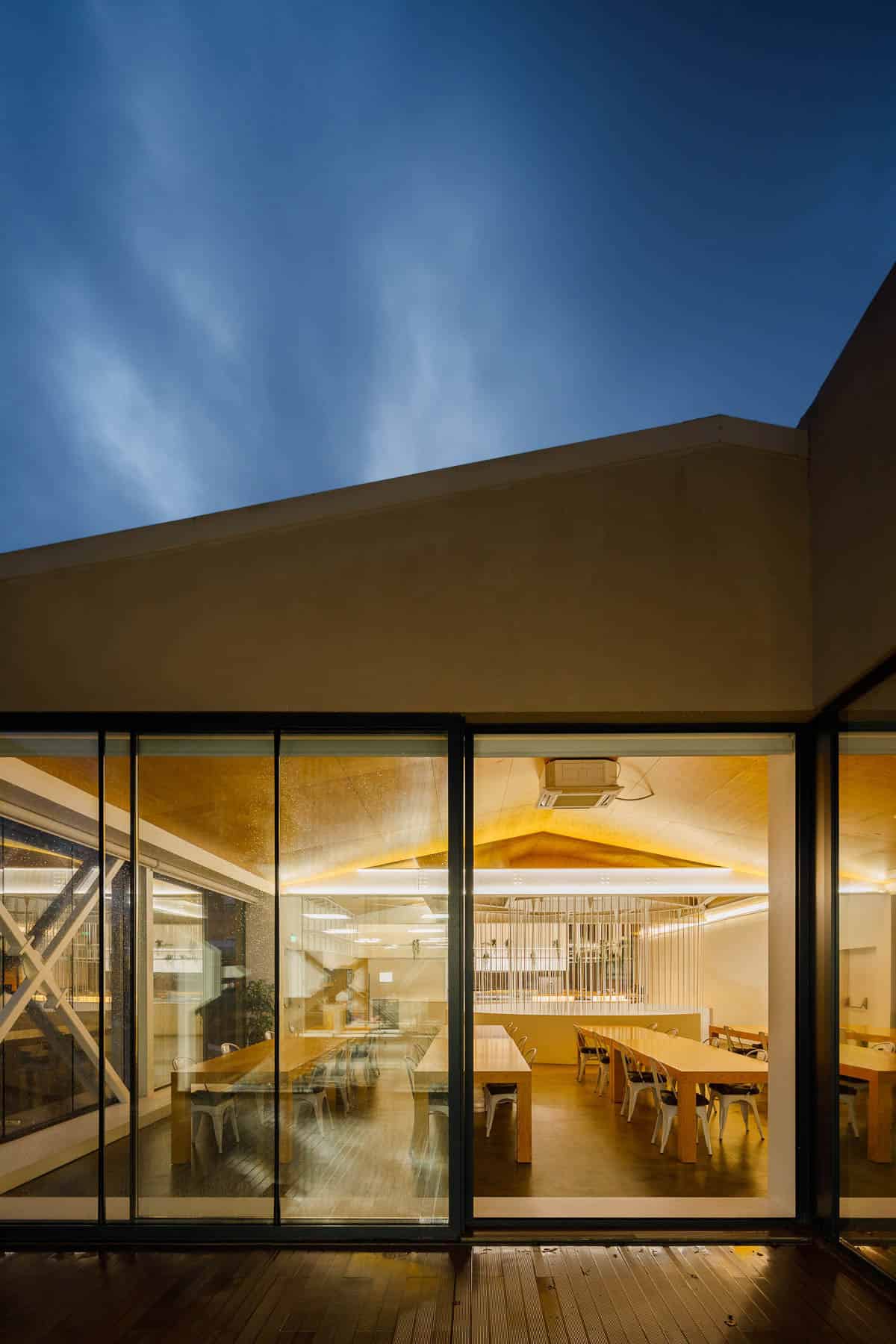 Office stairs as a sculptural piece designed by Paulo Merlini Architects Office stairs as a sculptural piece designed by Paulo Merlini Architects