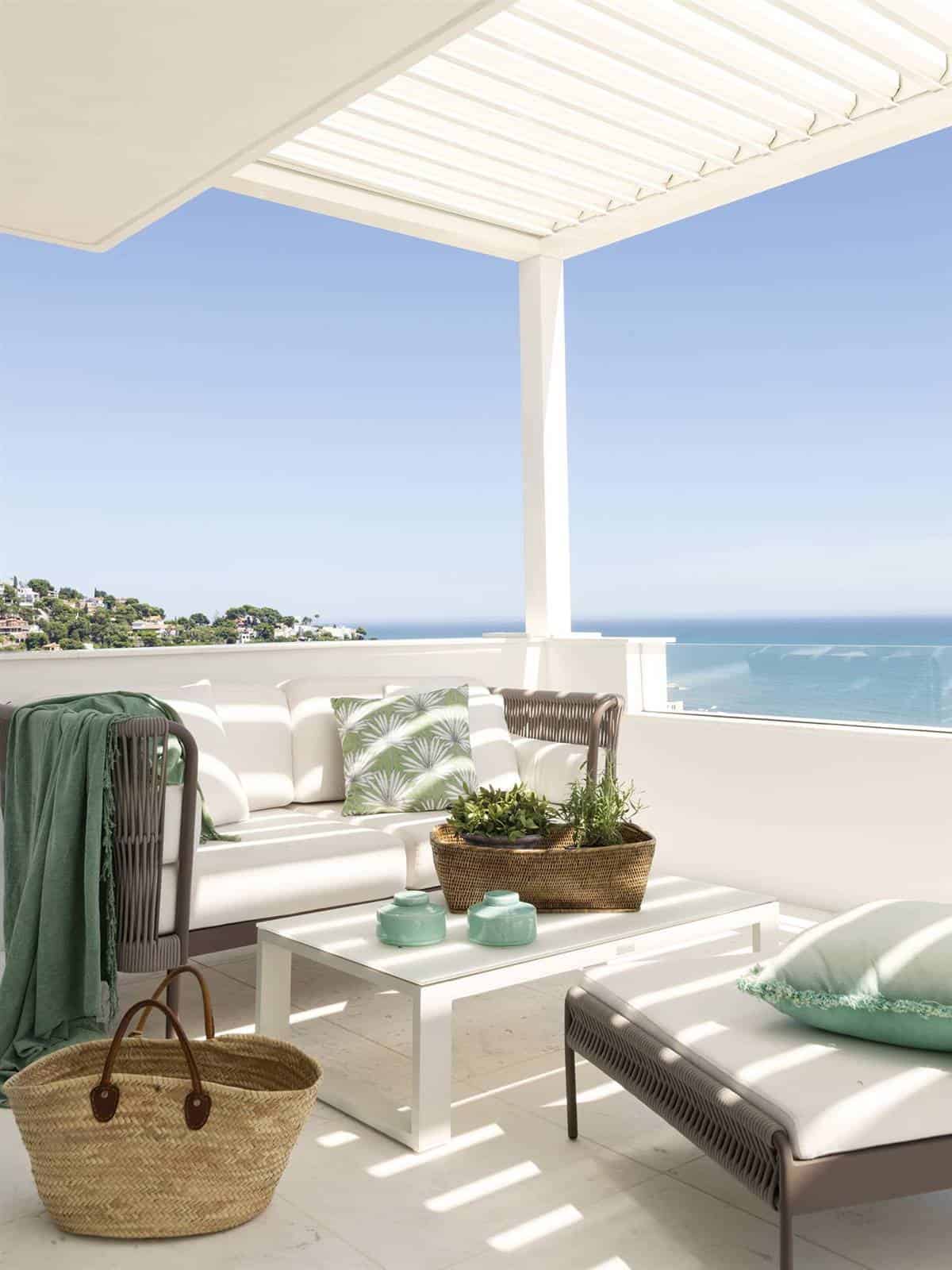 A Beach House With A Very White Base And Color Accents A Beach House With A Very White Base And Color Accents