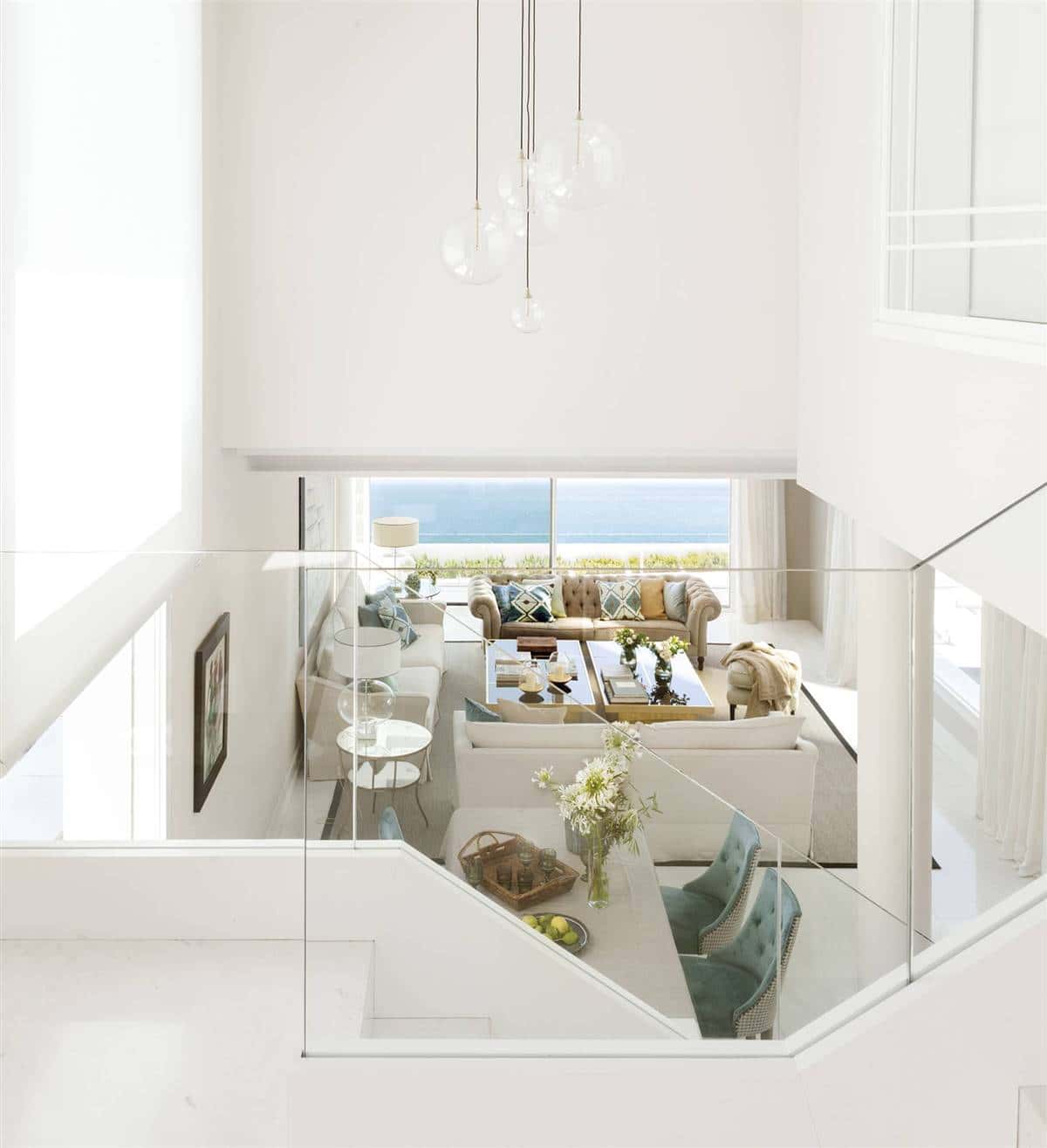 A Beach House With A Very White Base And Color Accents A Beach House With A Very White Base And Color Accents